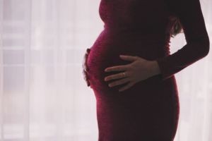 bör domare vara skyldiga att erbjuda ett rimligt boende för omplanering för gravida advokater?